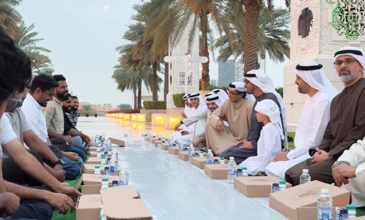 The President of the UAE Participates in Iftar with Worshipers at the Sheikh Zayed Grand Mosque